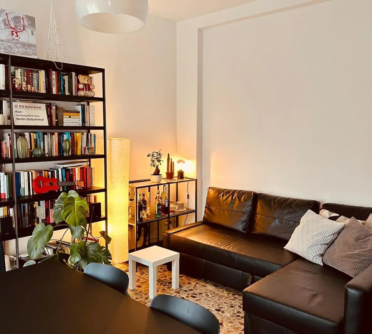 Kontakt z Cozy Apartment In Nw Milan